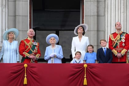 Camilla, el príncipe Carlos, la reina Isabel II, el príncipe Luis, Kate, la princesa Charlotte, el príncipe Jorge y el príncipe Guillermo disfrutan del vuelo especial desde el balcón del Palacio de Buckingham después del desfile del cumpleaños de la reina, el Trooping the Colour, como parte de las celebraciones del jubileo de platino de la reina Isabel II, en Londres el 2 de junio de 2022