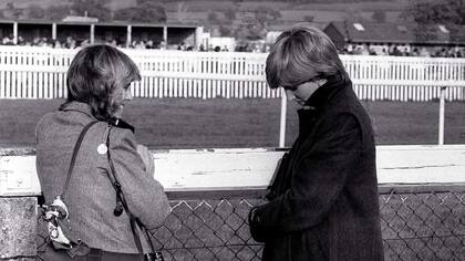 Lady Di y Camilla en el hipódromo de Ludlow el 24 de octubre de 1980