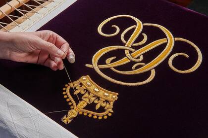 Camilla Parker Bowles lucirá una túnica de terciopelo violeta con bordados en color dorado para la coronación