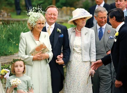 Camilla sale de la iglesia de St. Cyriac en Lacock, Wiltshire, con su marido, en ese momento todavía príncipe Carlos, su ex marido, Andrew (segundo a la izquierda) y la mujer de él, Rosemary, tras la boda de su hija Laura Parker Bowles.