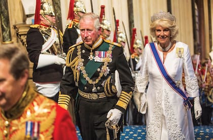Camilla será coronada minutos después que su marido, en un ritual más reducido, con la Corona de la reina María -tiene 23,7 centímetros de diámetro y 2200 diamantes-, que fue usada por primera vez por la bisabuela del Rey, en 1911.