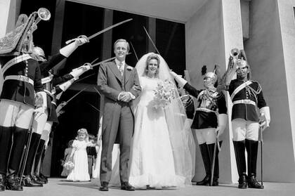 Camilla Shand y el Mayor Andrew Parker-Bowles pasan por la Guardia de Honor después de su boda en la Capilla de la Guardia, Cuartel de Wellington, el 4 de julio de 1973.