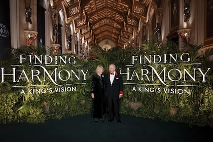 Camilla y Carlos antes de ingresar al salón
Waterloo de Windsor, para la avan-première
de "Finding Harmony"