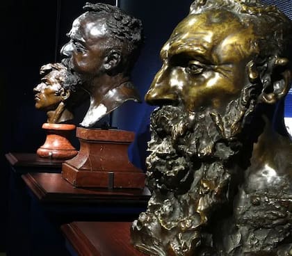 Camille Claudel también retrató a Rodin. Su busto de Rodin aparece aquí en primer plano, junto con los de Leon Lhermitte y Giganti, todos obra de ella