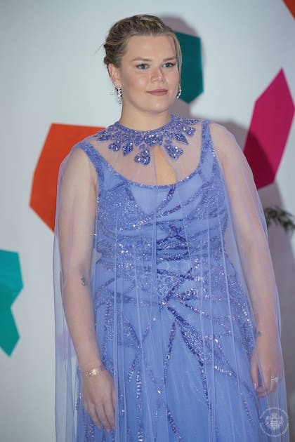 Camille eligió un diseño del libanés Zuhair Murad, de dos piezas que pertenecen a la colección Pre-Fall 2023: vestido decorado con pedrería y capa transparente con collar de corazones.