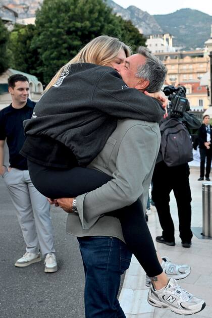 Camille, visiblemente
emocionada, corrió hacia su padre,
Jean Raymond, y se “trepó” en
un cálido y efusivo abrazo con
él. El romance entre la princesa
Estefanía y Gottlieb comenzó en
1997, duró aproximadamente un
año y medio y fruto de ese amor
nació Camille, el 15 julio de 1998