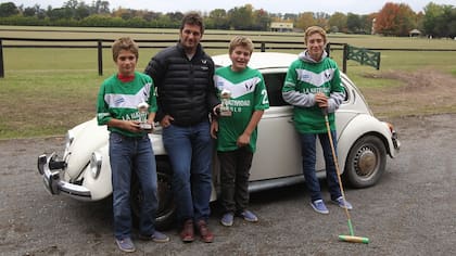 Una imagen de 2015 de Lolo Castagnola con sus tres hijos varones: Camilo, Benicio y Barto