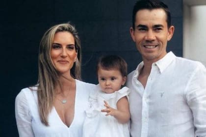 Camilo Villegas, con su esposa y su pequeña hija