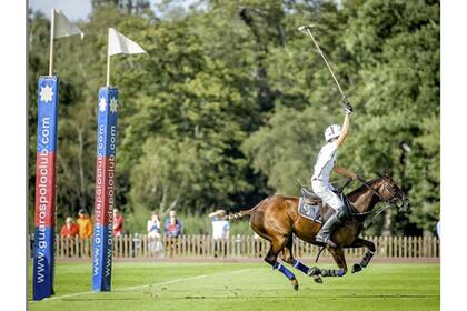 Camilo Castagnola festeja su gol de oro, el que le dio a Les Lions/Great Oaks la Copa de la Reina; Adolfo Cambiaso, eliminado por sus sobrinos en los cuartos de final, puso un "me gusta" a la foto en Instagram.