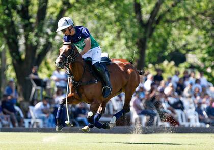 Camilo Castagnola pega de cogote en el éxito por 22-12 sobre Sol de Agosto, en el que aportó 10 tantos; el delantero sigue en alto nivel.
