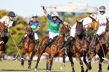 Camilo Castagnola prepara el impacto, rodeado por Sola, Zubía y Panelo