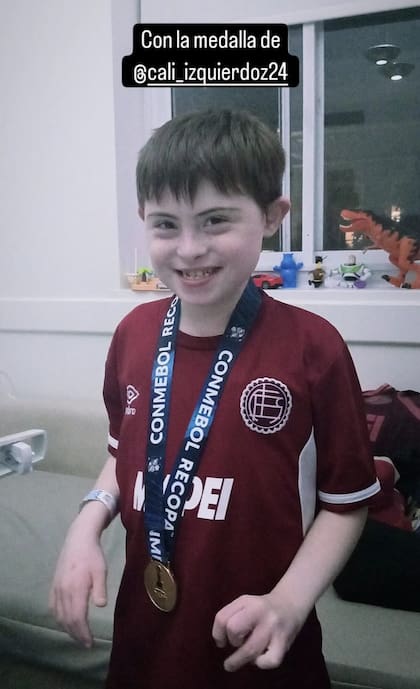 Camilo con la medalla de la Conmebol