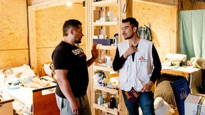 Camilo García (der) en Járkiv. Lleva 5 años con MSF y ha estado varias veces en Ucrania. También trabajó en Siria, Grecia, Bolivia y Mozambique