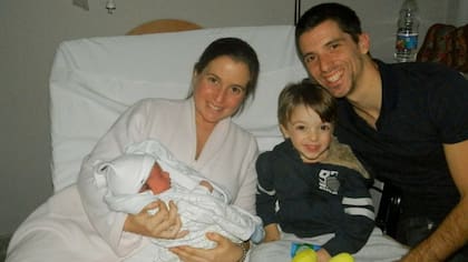La primera foto familiar. Paz, Mariano y Cristobal dándole la bienvenida a Camilo