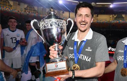 Camilo Soto con el trofeo de campeón