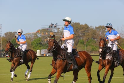 Camilo y Bartolomé (h.) Castagnola junto a Nicolás Pieres; en la XPL, Ellerstina reúne a dos apellidos históricos del club, que lograron éxitos juntos entre 1997 y 1999, mediante los padres de estos jugadores.