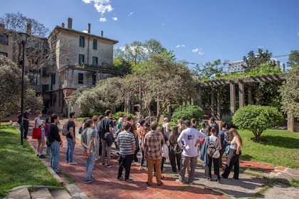 Camina BA es una actividad paralela de Open House Buenos Aires, que invita a recorrer la ciudad a pie y redescubrirla desde una perspectiva diferente.