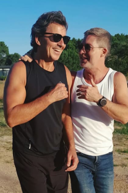 Caminando con Gustavo Bermúdez, su gran amigo, que
también viajó con él semanas atrás a San Martín de los Andes.