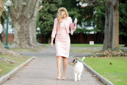 Caminando por los jardines de la quinta, el cachorro acompaña a la primera dama desde la casa, donde reside junto al presidente Alberto Fernández, hasta la sala de videoconferencias. Ese día ella participó de
un encuentro virtual con las primeras damas latinoamericanas de ALMA para tratar temas de bienestar ambiental
