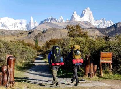 Caminantes ingresan a uno de los senderos de la red troncal, en El Chaltén