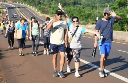 Caminantes transitan rumbo a Loreto por la banquina, que por momentos está invadida por las hierbas y arbustos. En ese tramo, la RN12 es autovía