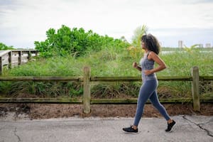 Caminar al aire libre durante 30 minutos todos los días puede provocar un descenso de medio kilo de peso por mes