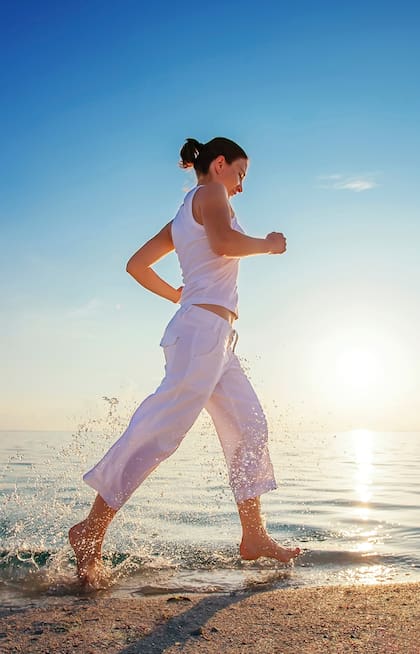 Caminar con el agua a la altura de los tobillos, las rodillas o las caderas es un excelente ejercicio para tonificar piernas y glúteos.