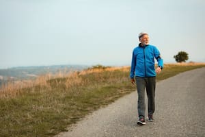 Cómo hacer la caminata del gorila, el ejercicio que fortalece piernas, core y equilibrio