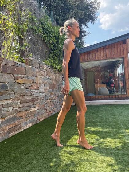 Caminar en puntillas y las elevaciones de talones son ejercicios claves para fortalecer los pies