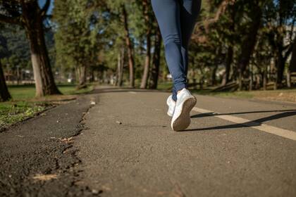 Caminar es uno de los ejercicios recomendado para después de cenar (Foto ilustrativa: PEXELS)