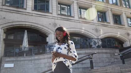 Caminar escuchando música con ritmo nos puede ayudar a acelerar nuestro paso durante las caminatas.