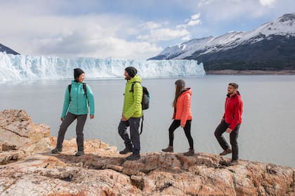 Caminar junto al glaciar es una experiencia fascinante