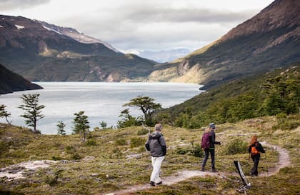 Caminata al borde del Lago del Desierto, bastión de soberanía en el límite con Chile.