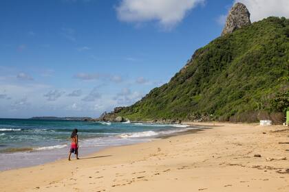 Caminata en la orilla de la Praia Boldró.