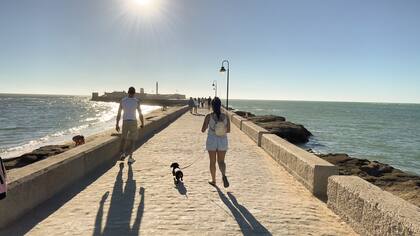 Caminata entre las aguas plateadas de Cádiz para llegar al Castillo de San Sebastián. Desde aquí se ven los mejores atardeceres.