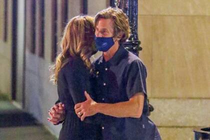 Caminata nocturna y algunos mimos. La actriz y su marido se mostraron muy cariñosos mientras caminaron por las calles de Nueva York