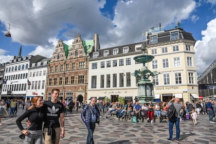 Caminata por la calle Strøget, epicentro de la actividad comercial de Copenhague; se dice que es la peatonal más larga de Europa