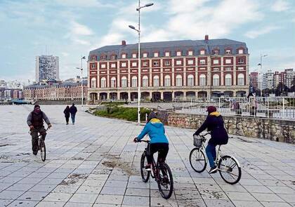 Lo que agrava la situación, apunta, es que hay un alza en la demanda mundial de manera simultánea que produce el desabastecimiento de bicipartes