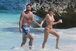En fotos: de las caminatas y mimos bajo el sol de Taylor Swift y Travis Kelce a la salida de Dua Lipa con su nuevo novio, el actor Callum Turner