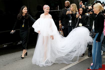 Camino a la alfombra roja. Para la Met Gala, Michelle Williams decidió vestirse de fiesta de pies a cabeza. Quizá por eso es que, además de llevar un vestido corto blanco de Chanel coronado con capas y capas de tul, decidió teñirse el pelo de rosa pastel