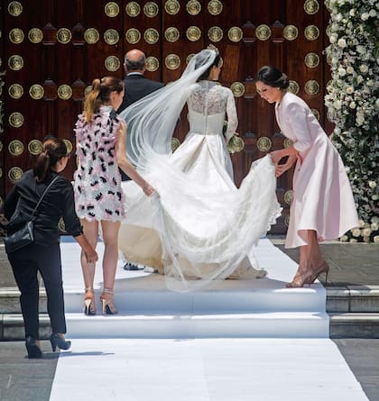 Camino al altar, Sassa lució un traje del diseñador español Jorge Vázquez. En gazar de seda doble y encaje chantilly, demandó seiscientas horas de confección. FOTO: Hola / David Nivière