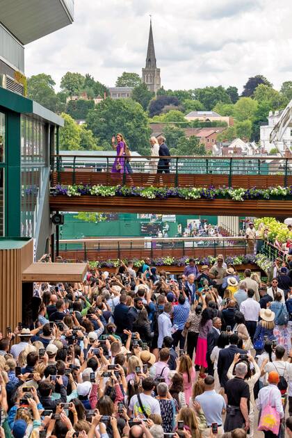Camino al Royal Box. Los celulares en alto, para captar una nueva imagen de Kate, a quienes muchos llaman la "joya de la Corona", por el cariño que le tiene la gente.