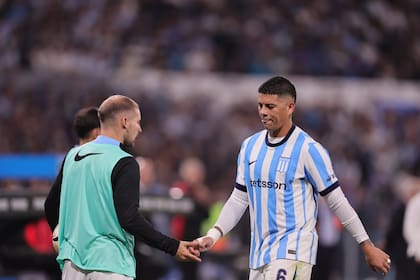 Camino al vestuario, Marcos Rojose saluda con Matjo Miljevic: el defensor tiene un contrato por productividad que finaliza en junio