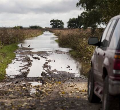 Caminos anegados en el sur de Santa Fe
