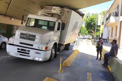 Camión atascado debajo de puente en Belgrano. Superí y Av. Olazabal con corte parcial.