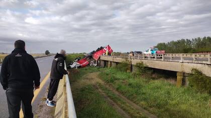 Camión volcó sobre la Ruta 2