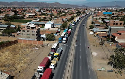Camioneros hacen cola para llenar sus tanques con diésel en Cochabamba, Bolivia. (AP Foto/Juan Karita)