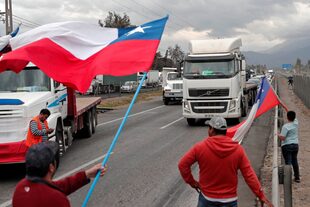 Camioneros protestan en la ruta 5