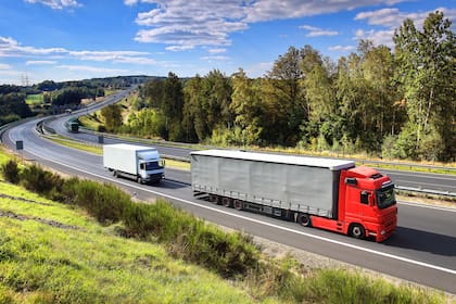 Camioneros y otros conductores profesionales migrantes tendrán más restricciones para obtener licencias de conducir comerciales en EE.UU.