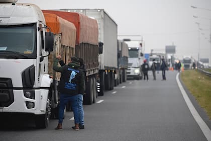 Camioneros y recolectores en un corte de ruta a la altura de avenida Circunvalación en Rosario